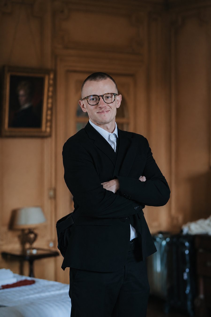 Vincent Carreau, formateur IA à Dijon, en veste noire, bras croisés